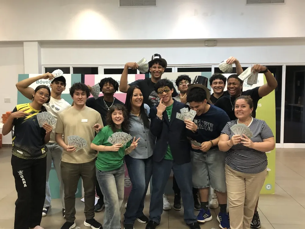 Grupo de jóvenes en el taller de educación financiera de Sara Vergara